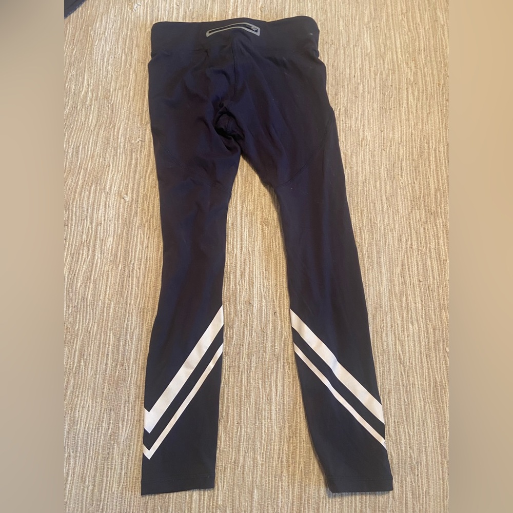 Tory Burch meduim size yoga pant with reflective detail and back pocket - Picture 2 of 2
